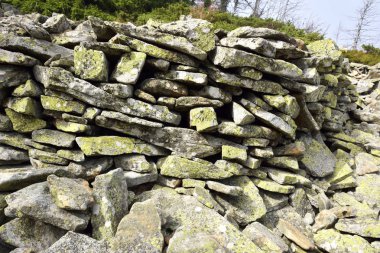 taş duvardan eski askeri sığınak (Bretcu, Romanya)