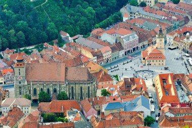 tarihi kent merkezi kare. Brasov. Transilvanya. Yukarıdan görüntüleyin. Binalar, insanlar. İlginç bir etkisi. Akşam güneş ışığı. Eski Meydanı, insanlar üstünde o, eski bir saat kulesi gezinme