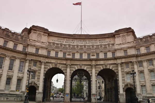 Londra 'daki Admiral Arch binasının sokakından görünüm
