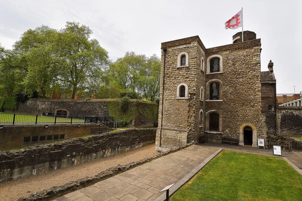 Mücevher Kulesi crown jewels evine Edward III 1366 yılında inşa edilen Westminster Sarayı hayatta kalan bir bölümünü olan Parlamento karşısında