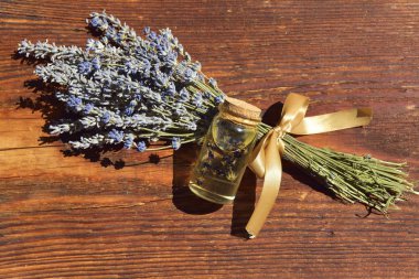 lavanta yağı ile ahşap arka plan üzerinde çiçek