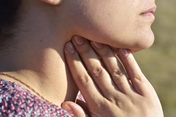 Dolor de garganta de una mujer. Tocando el cuello . — Foto de Stock