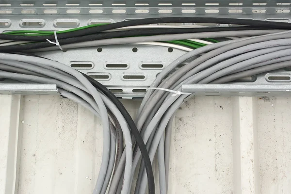 Elektrik Tesisatı. Elektrik hattı. İletişim kablosu.