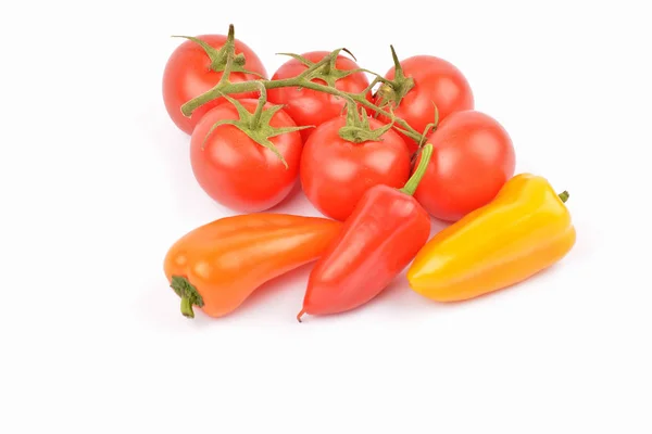 Φρέσκο γλυκιά πιπεριά, ντομάτα. σε λευκό φόντο. — Φωτογραφία Αρχείου