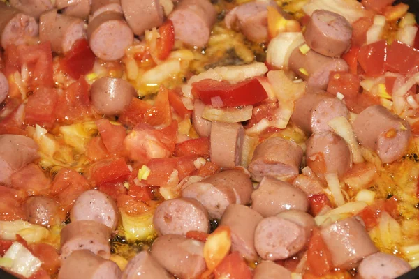 Cozinhar ovos mexidos. queijo, pimentão, cebola e salsicha pequeno-almoço — Fotografia de Stock