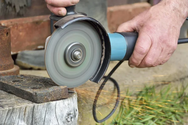 Elektrik değirmeni. Elektrik değirmeni aracıyla fabrikasında, çelik yapı üzerinde çalışan bir erkeğin kıvılcım uçan