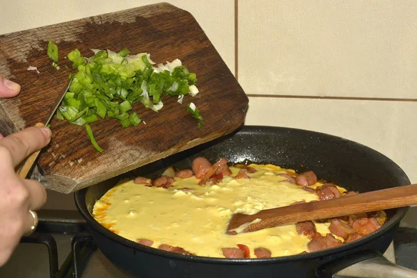 Μαγειρική ανακατωμένα αυγά. τυρί, πιπεριές, κρεμμύδι και λουκάνικο πρωινό — Φωτογραφία Αρχείου