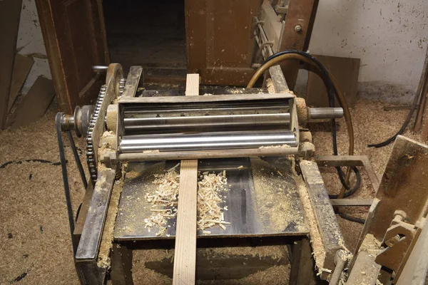 Carpenter çalışıyor. Talaş ile ahşap masa üstünde alet marangoz. Marangoz işyeri