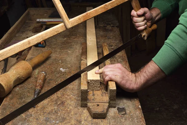 Le menuisier travaille. Outils de menuiserie sur table en bois avec sciure de bois. Lieu de travail du menuisier — Photo