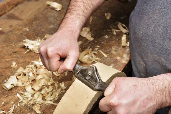 Carpintero trabajando. Herramientas de carpintería sobre mesa de madera con serrín. Lugar de trabajo del carpintero — Foto de Stock