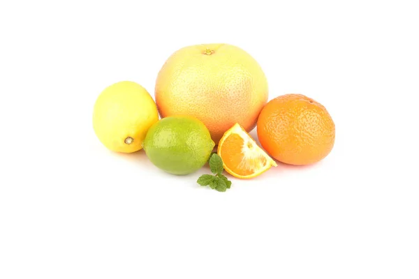 Owoce cytrusowe na białym tle — Zdjęcie stockowe