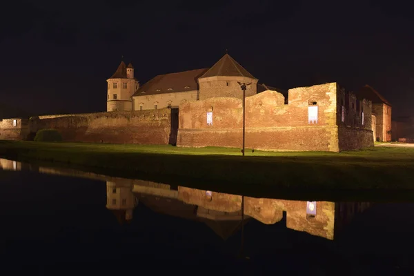 Cetatea Fortificată Medievală Făgăraș din Transilvania, România. Noaptea — Fotografie, imagine de stoc