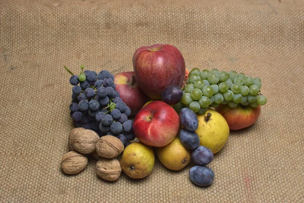 Осінні фрукти на вінтажному фоні — стокове фото