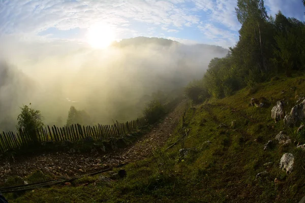 Lanskap gunung di pagi musim gugur yang berkabut, Rumania, Fundatura Ponorului — Stok Foto