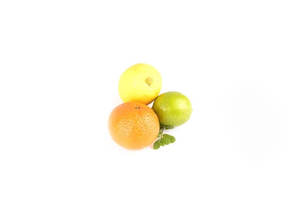 하얀 배경에 있는 감귤 열매 — 스톡 사진