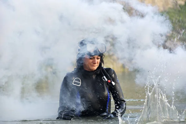 Wanita cantik penyelam kaukasia di dalam air — Stok Foto