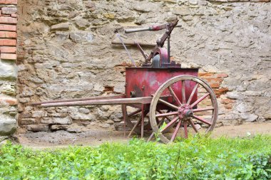 Eski kırmızı yangın araba