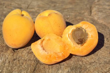 Tahta masada taze kayısılar.