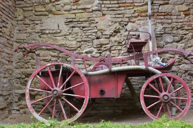 Eski el ile yangın su pompası.