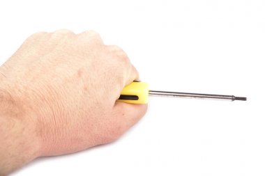 Beyaz arka plan üzerinde izole tornavida tutan el