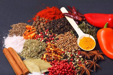 Ahşap arka planda çeşitli baharatlar.