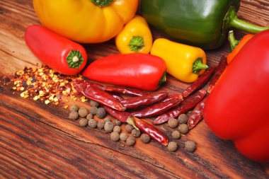 Ahşap arka planda çeşitli baharatlar.