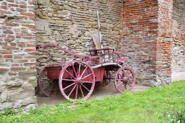 Antiguo coche de bomberos rojo —  Fotos de Stock