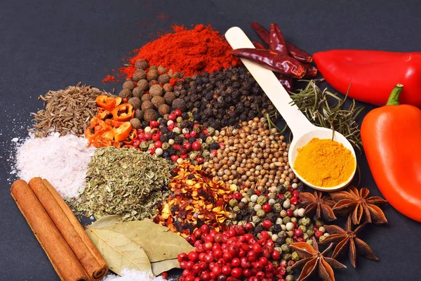 Ahşap arka planda çeşitli baharatlar.