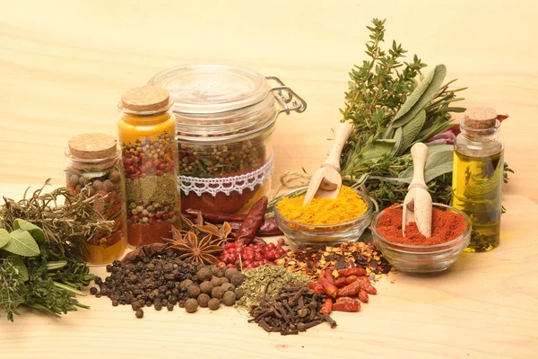 Ahşap masada çeşitli renkli baharatlar var.