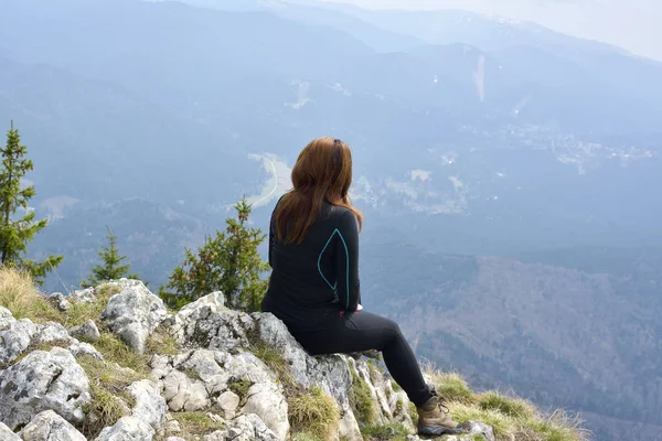 Frau genießt die Aussicht auf den Berg — Stockfoto