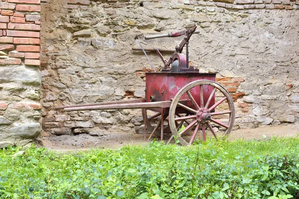 Gammel rød brannvogn – stockfoto