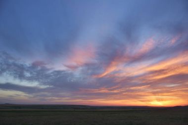 Ateşli turuncu günbatımı gökyüzü. Güzel gökyüzü. 
