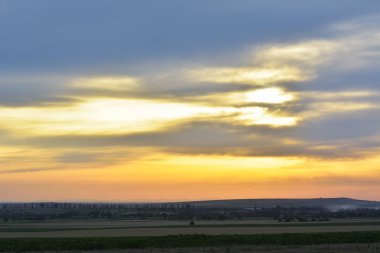 Ateşli turuncu günbatımı gökyüzü. Güzel gökyüzü. 