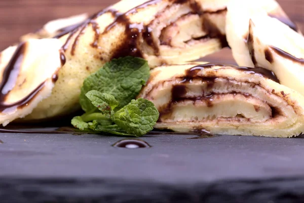 Krep muz ve çikolata yuvarlak kayrak stand ile