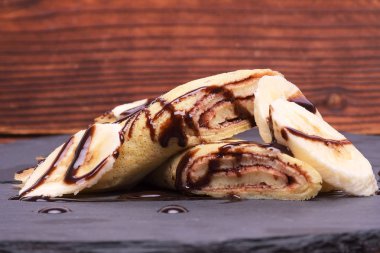 Krep muz ve çikolata yuvarlak kayrak stand ile