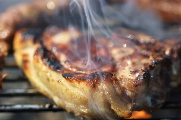 Bife de porco grelhado na grelha — Fotografia de Stock