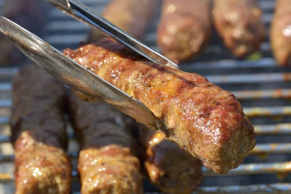 Roemeense culinaire specialiteit - traditioneel eten vlees ballen "mici" — Stockfoto