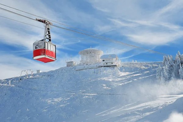 Teleferik kaldırın gondol kabin kış karlı dağlarda güzel sahne arka plan