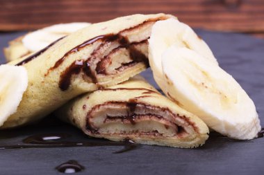 Krep muz ve çikolata yuvarlak kayrak stand ile