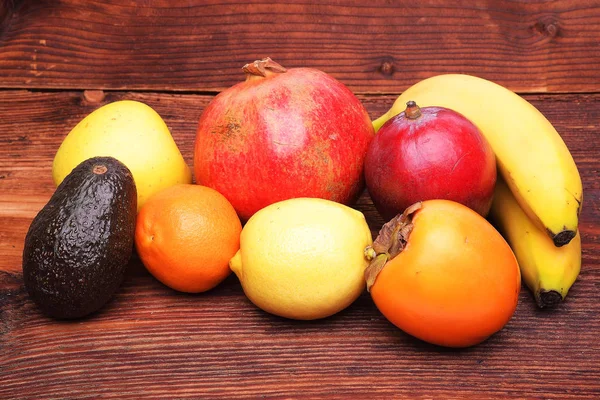 Органические фрукты на дереве . — стоковое фото