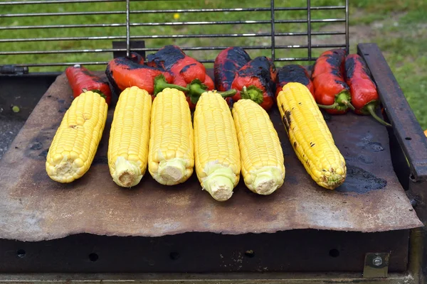 Zoete maïs en paprika op grill — Stockfoto