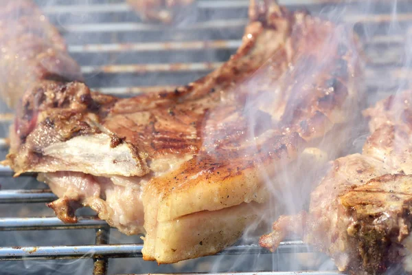 Gegrilde varkensvlees biefstuk op de grill — Stockfoto