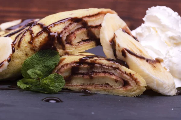 Krep muz ve çikolata yuvarlak kayrak stand ile