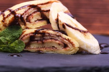 Krep muz ve çikolata yuvarlak kayrak stand ile