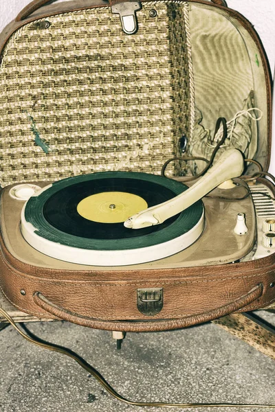 Retro leitor de discos da década de 1960 com caminho de recorte . — Fotografia de Stock