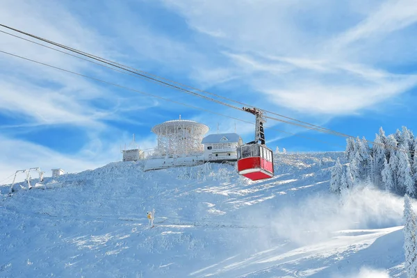 Kötélpálya lift gondola kabinok a téli havas hegyek gyönyörű háttér — Stock Fotó
