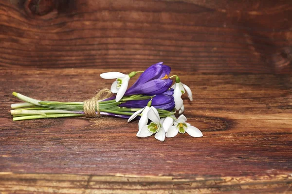 Ahşap üzerine bahar çiçekleri