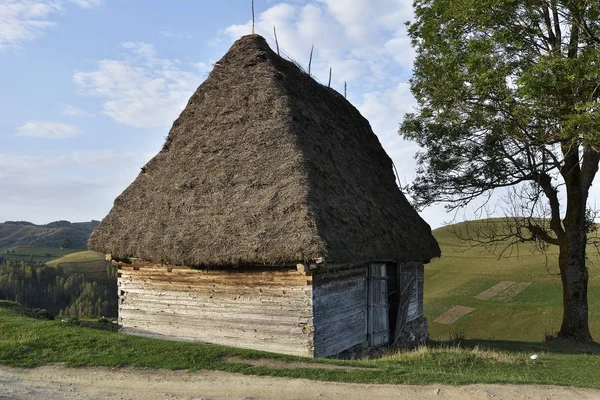 Houten huis van de oude boer in Transsylvanië, Roemenië — Stockfoto