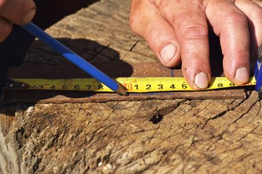 bir işçinin bir bölümü kontrplak ölçme closeup görünümü