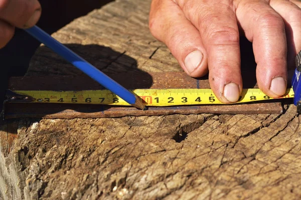 bir işçinin bir bölümü kontrplak ölçme closeup görünümü